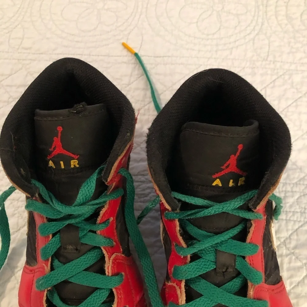 Nike Air Jordan 1 Mid SE Christmas (GS). Youth size 5.5.